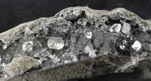 Геологи рассказали о происхождении эклогитовых алмазов
