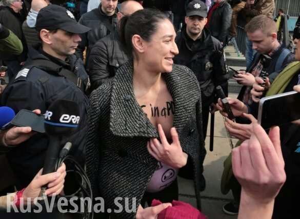 «Хватит насиловать страну!»: «активистка» Femen встретила Зеленского голой грудью (ФОТО, ВИДЕО 18+)