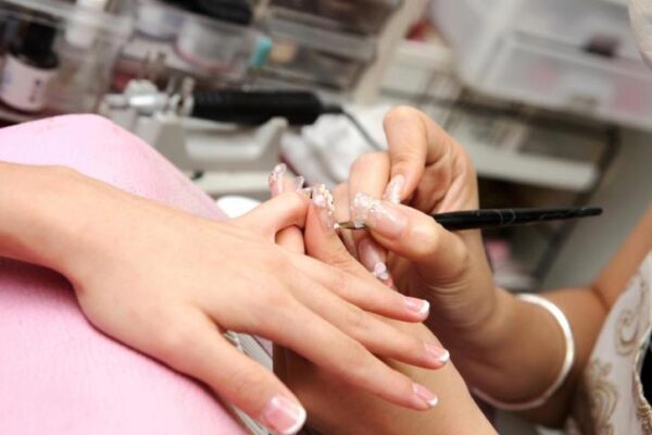 Маникюр в салоне не безопасен: медработник дала совет всем, кто следит за ногтями
