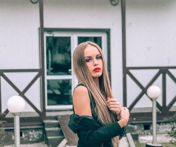 Милена Безбородова нашла косметику, маскирующую её прыщи на лице