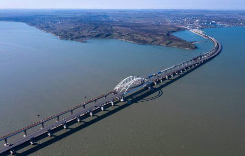 Напоминания Путина не требуются: Строители Крымского моста приступили к укладке рельсов со стороны Керчи