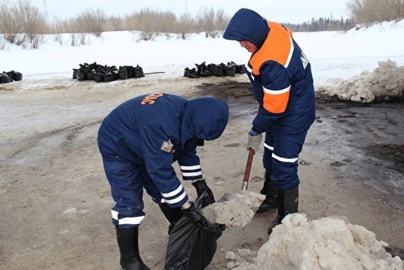 На Ямале с места ДТП вывезли 80 тонн снега с нефтепродуктами