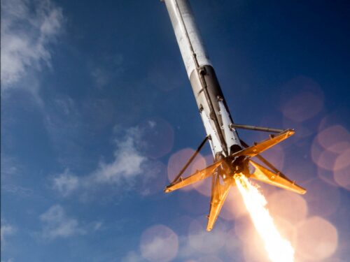 Неудачи не перестают преследовать SpaceX: приземлился на корабле и опрокинулся