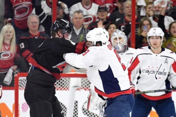 Нокаут на льду НХЛ: Макгрегор похвалил Овечкина за драку со Свечниковым