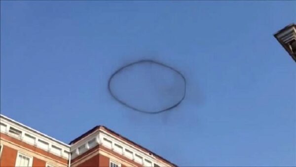 Очевидцы в США сняли на видео странное черное кольцо в небе