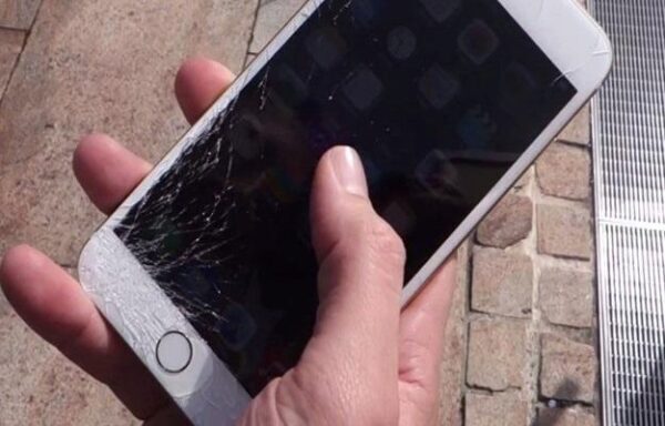 Почему категорически нельзя пользоваться смартфоном с разбитым экраном, пояснили эксперты