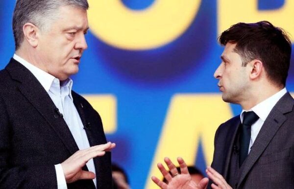 Порошенко и Зеленский встали на колени в ходе дебатов в Киеве