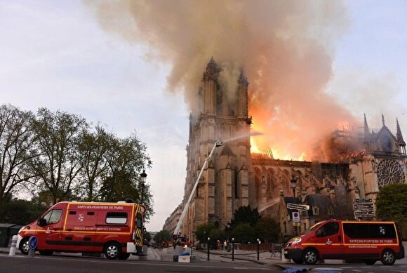 Пожарные назвали предварительную причину пожара в соборе Парижской Богоматери
