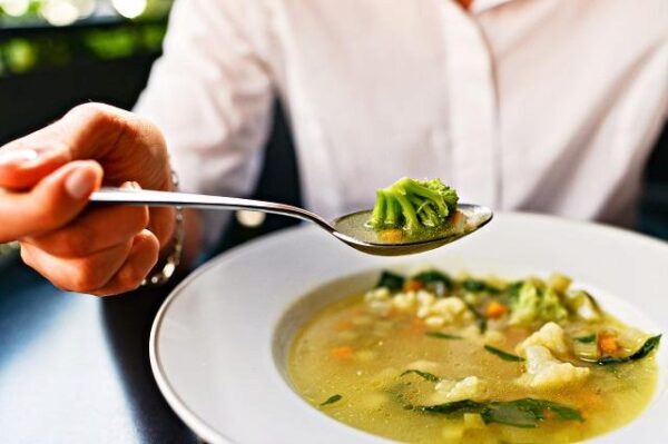 Российские диетологи “вычислили” самый полезный и самый вредный суп