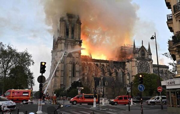 Собор Парижской богоматери охвачен огнем, обвалился шпиль и крыша