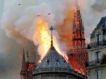 Туристы публикуют фотографии с места пожара Собора Парижской Богоматери