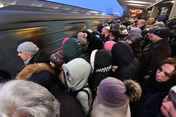 Уроженец Челябинска упал на пути в московском метро, когда говорил по телефону