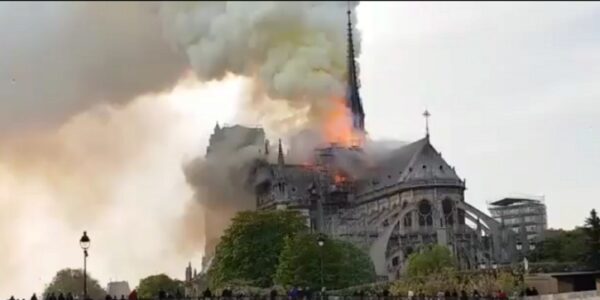 В сети опубликовали первые кадры из собора Парижской Богоматери после пожара