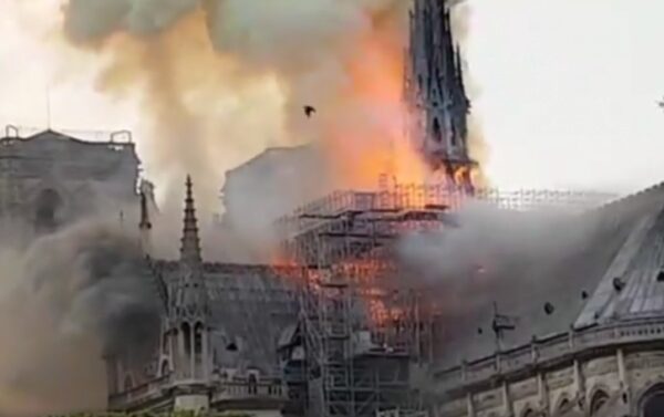 В столице Франции горит собор Парижской Богоматери