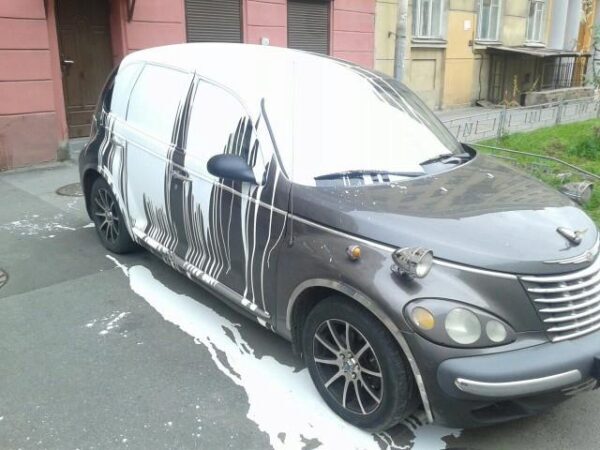 В Таганроге вандалы облили краской шесть припаркованных машин