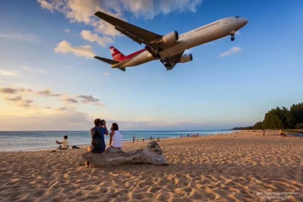 В Таиланде туристы и самолеты «не поделили» опасный пляж