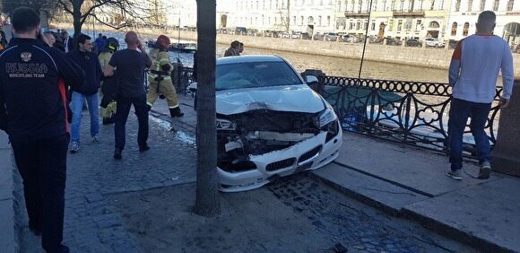 В центре Петербурга BMW влетел в толпу пешеходов. Пострадали шестеро, один упал в реку