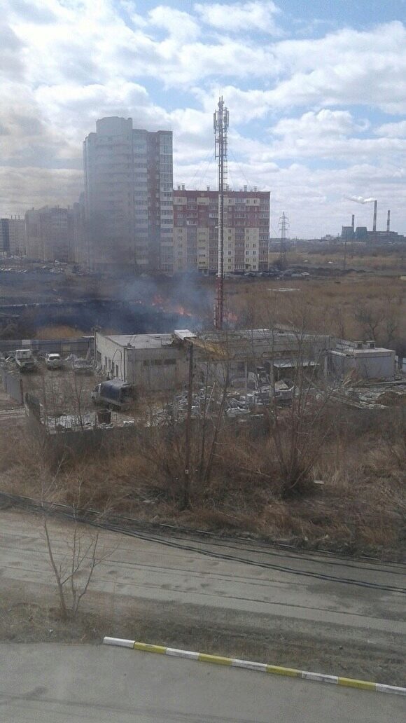 В Челябинске низовой пожар подошел к жилому кварталу