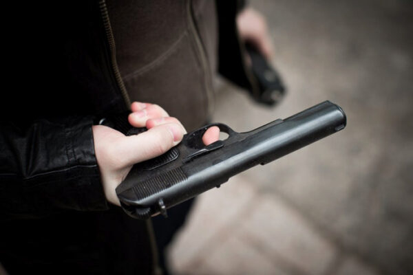 Во Владивостоке школьника поставили на колени под дулом пистолета