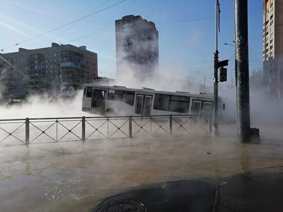 В Петербурге на злополучном перекрестке автобус с людьми провалился в кипяток