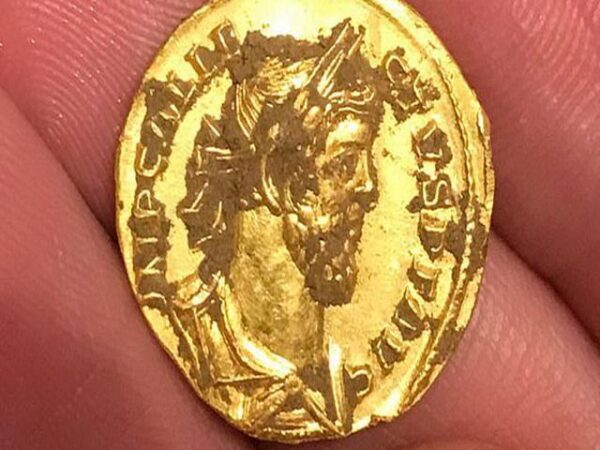 Золотую монету стоимостью 100 тысяч фунтов нашел кладоискатель в Англии