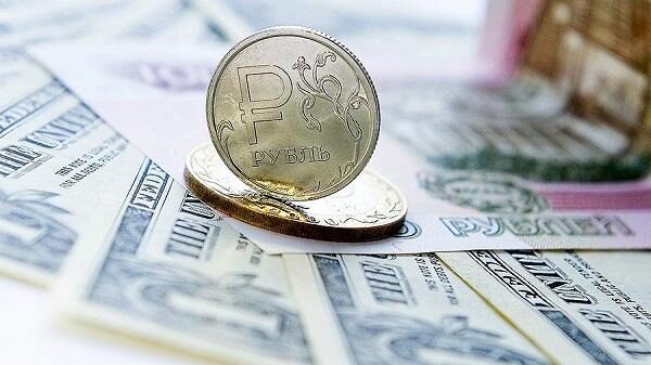 Что ожидает рубль в июне: прогноз эксперта о четырех факторах риска