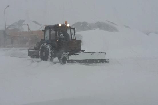 Дорожники Салехарда экстренно устраняют последствия снегопада