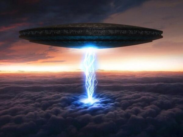 Инопланетяне неожиданно вспыхнули в небе, изумив своими трюками экипаж самолета