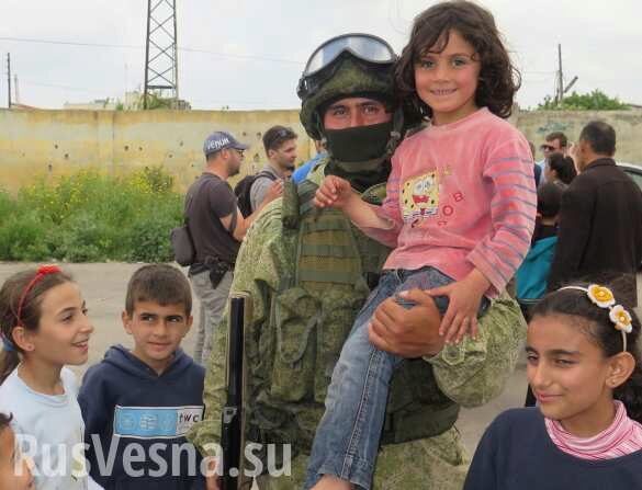 «Люблю Россию!» — детишки погибших солдат САА встретили российских военных (ФОТО)