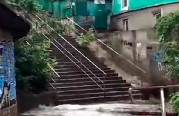 Настоящий водопад образовался в одном из переулков Ростова после ливня
