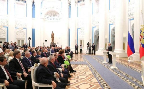 Президент вручил госнаграды выдающимся россиянам и иностранным гражданам