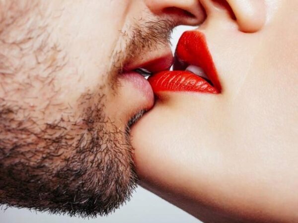 При поцелуе можно заразиться венерическим заболеванием - ученые