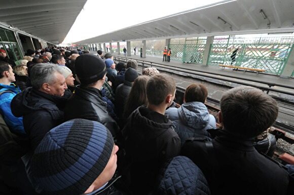 СМИ: больше тысячи человек застряли в трех поездах в московском метро