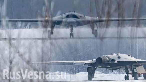 Устрашающий «Охотник» на фоне Су-57: появился снимок нового российского ударного беспилотника (ФОТО)