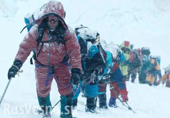 У вершины Эвереста образовалась пробка, десятки человек погибли (ФОТО)