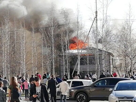 В Нефтеюганске загорелся дом, возможно, из-за взрыва газа. Люди прыгали из окон