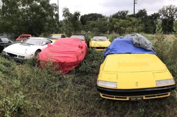 В поле нашли брошенную коллекцию автомобилей Ferrari