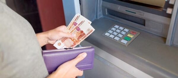 В России заработают новые правила обналичивания денег с банковских карт