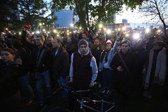 В Екатеринбурге прошел флешмоб с фонариками в защиту сквера у Драмтеатра