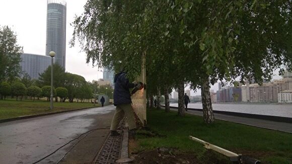 В Екатеринбурге в сквере у Драмтеатра убирают забор, установленный для стройки храма