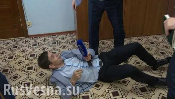 В Хакасии чиновник от «Единой России» напал на журналиста (ВИДЕО)