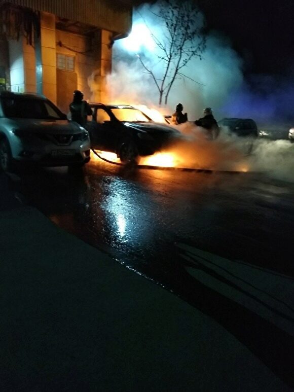 В Тюмени ночью сгорели три иномарки из-за короткого замыкания в Mercedes