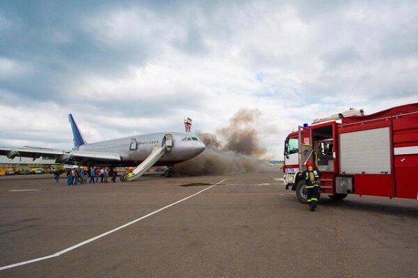 Вылетевший в Мурманск самолет совершил жесткую посадку и вспыхнул на посадочной полосе в Шереметьево