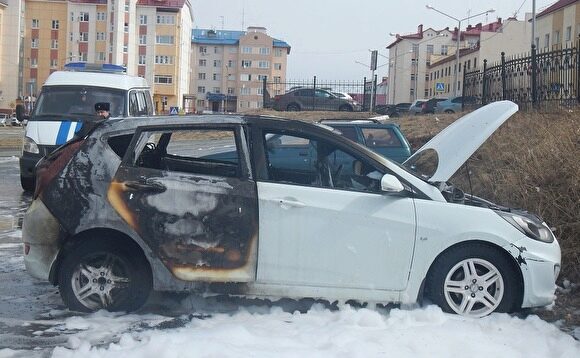 Житель Салехарда из ревности заставил знакомого своей девушки сжечь ее машину