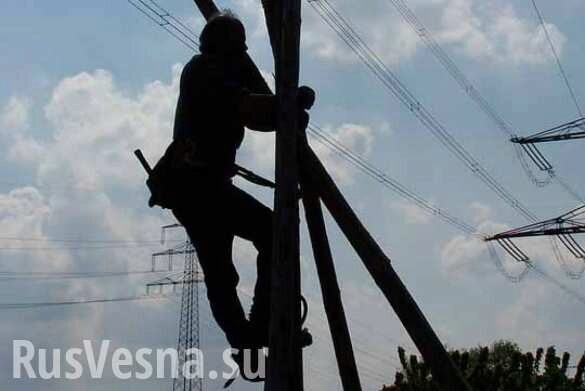 Электрика убило током под Днепропетровском: тело повисло на столбе (ФОТО 18+)
