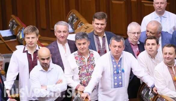 Наш враг может быть человеком в вышиванке, поющим украинский гимн, — глава партии Зеленского