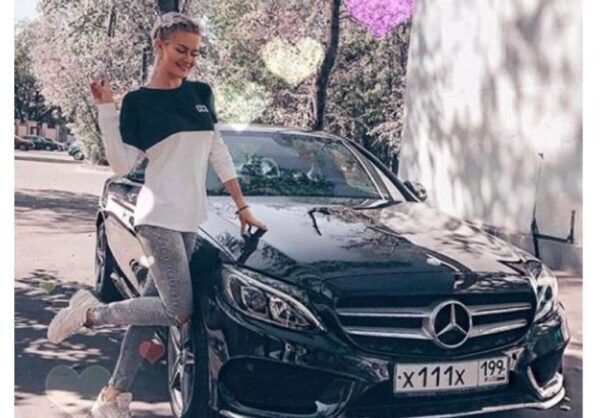 Названа стоимость дорогого Mercedes звезды "Дома-2" Марины Африкантовой