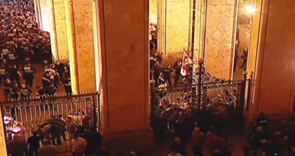 Полиция Грузии призвала протестующих немедленно разойтись от здания правительства