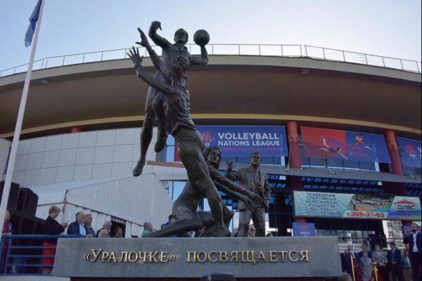 В Екатеринбурге установили памятник «Уралочке» (фото)
