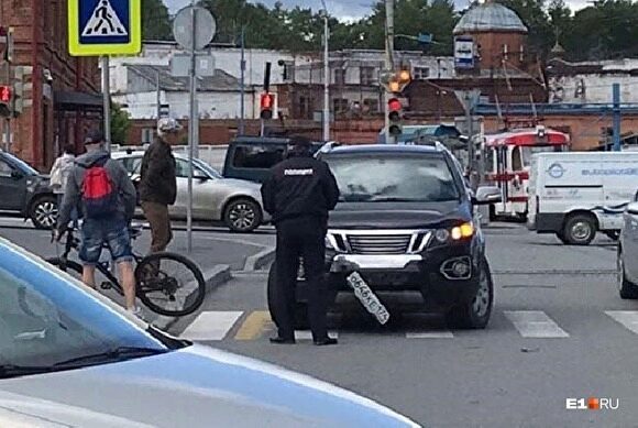 В центре Екатеринбурга полицейский сбил велосипедиста